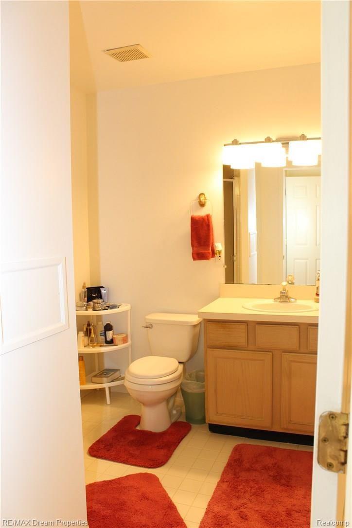 21520 River Ridge Court Farmington, MI 48335 - Photo 9 of 17 MASTER BATH WITH SEPARATE TUB AND SHOWER