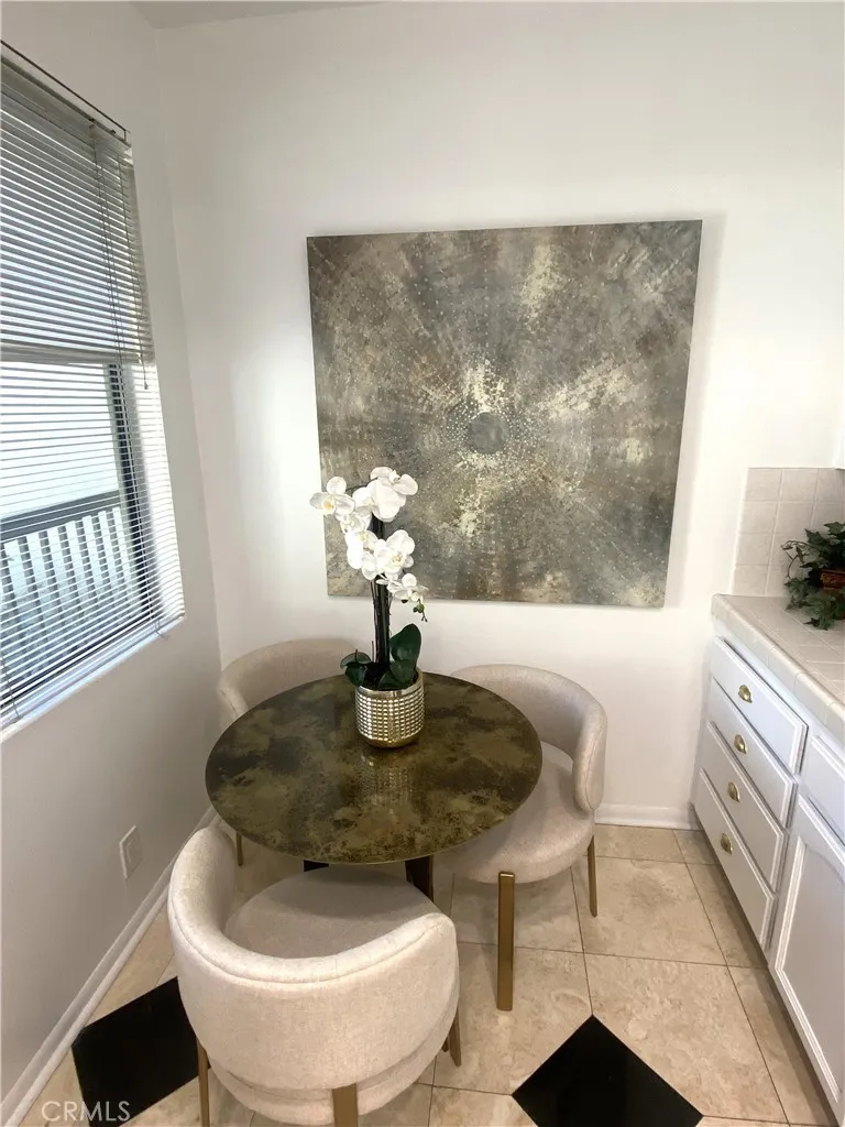 330 Cordova Street, Unit 261 Pasadena, CA 91101 - Photo 14 of 42 a dining room with table chairs and window
