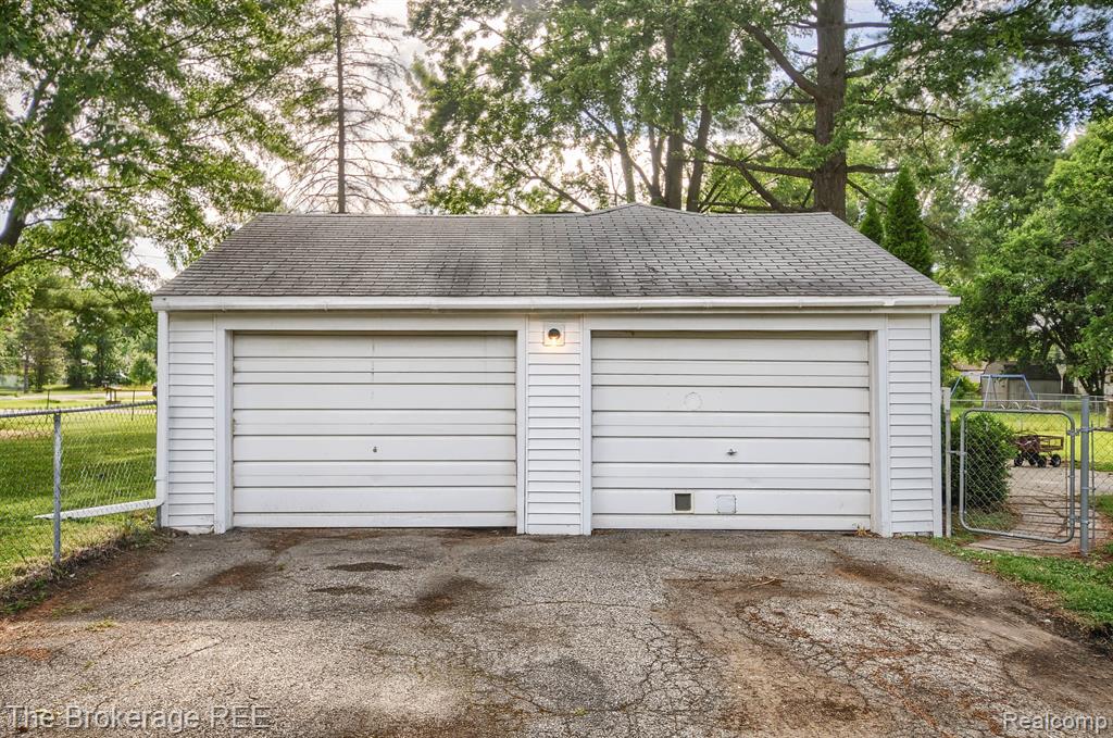 6101 East Pierson Road Flint, MI 48506 - Photo 24 of 27