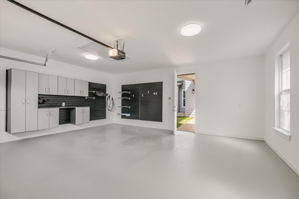 5200 Avenue H Austin, TX 78751 - Photo 18 of 20 an empty room with windows and pillars in it