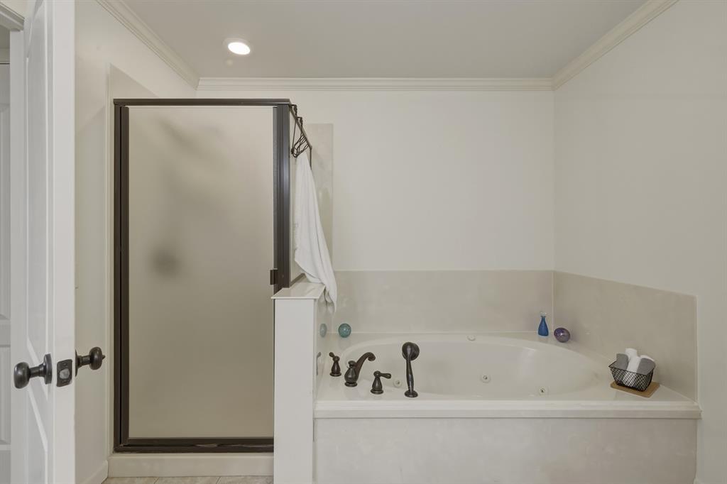 353 Deer Creek Road Big Sandy, TX 75755 - Photo 14 of 25 a bathroom with a bathtub