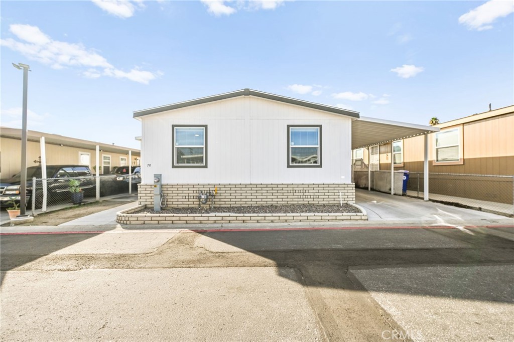 16860 Slover Avenue, Unit 70 Fontana, CA 92337 - Photo 2 of 38 a spacious bathroom with a tub and shower