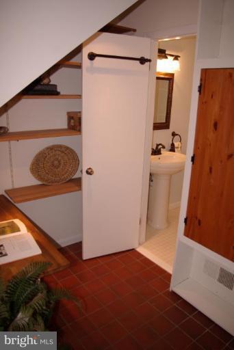 426 5th Street Northeast Washington, DC 20002 - Photo 4 of 12 Discreet powder rm w/bonus office nook