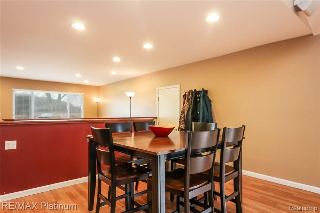 6621 Winans Lake Road Brighton, MI 48116 - Photo 5 of 36 010-Dining_Room-3631820-medium.jpg
