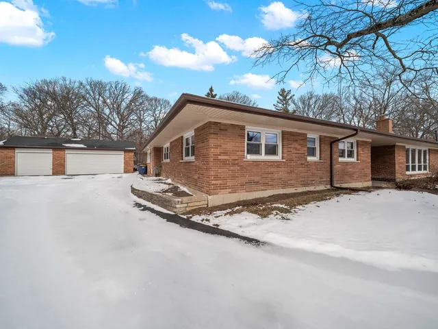 $845,000 | 16 Yorkshire Drive, Lincolnshire, IL 60069