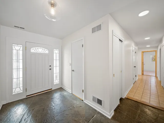 $845,000 | 16 Yorkshire Drive, Lincolnshire, IL 60069