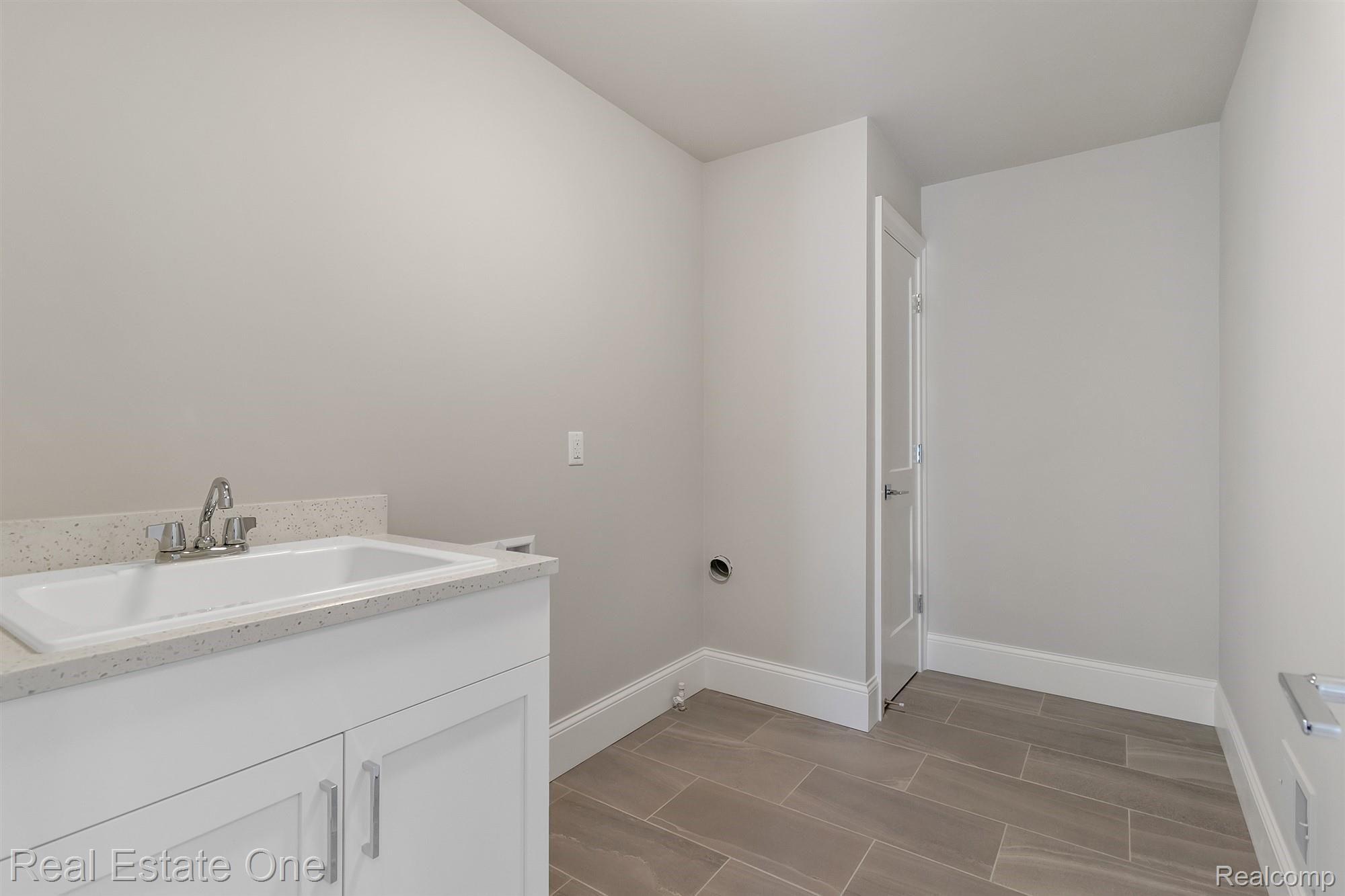 279 West Tienken Road Rochester, MI 48306 - Photo 26 of 43 26-279 W Tienken Rd-windowstill-rea.jpg