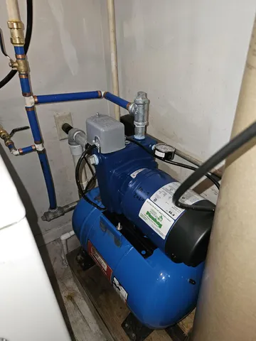 a view of an entryway with furniture