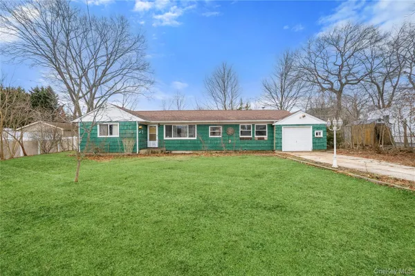 $500,000 | 24 Avenue A, Holbrook, NY 11741