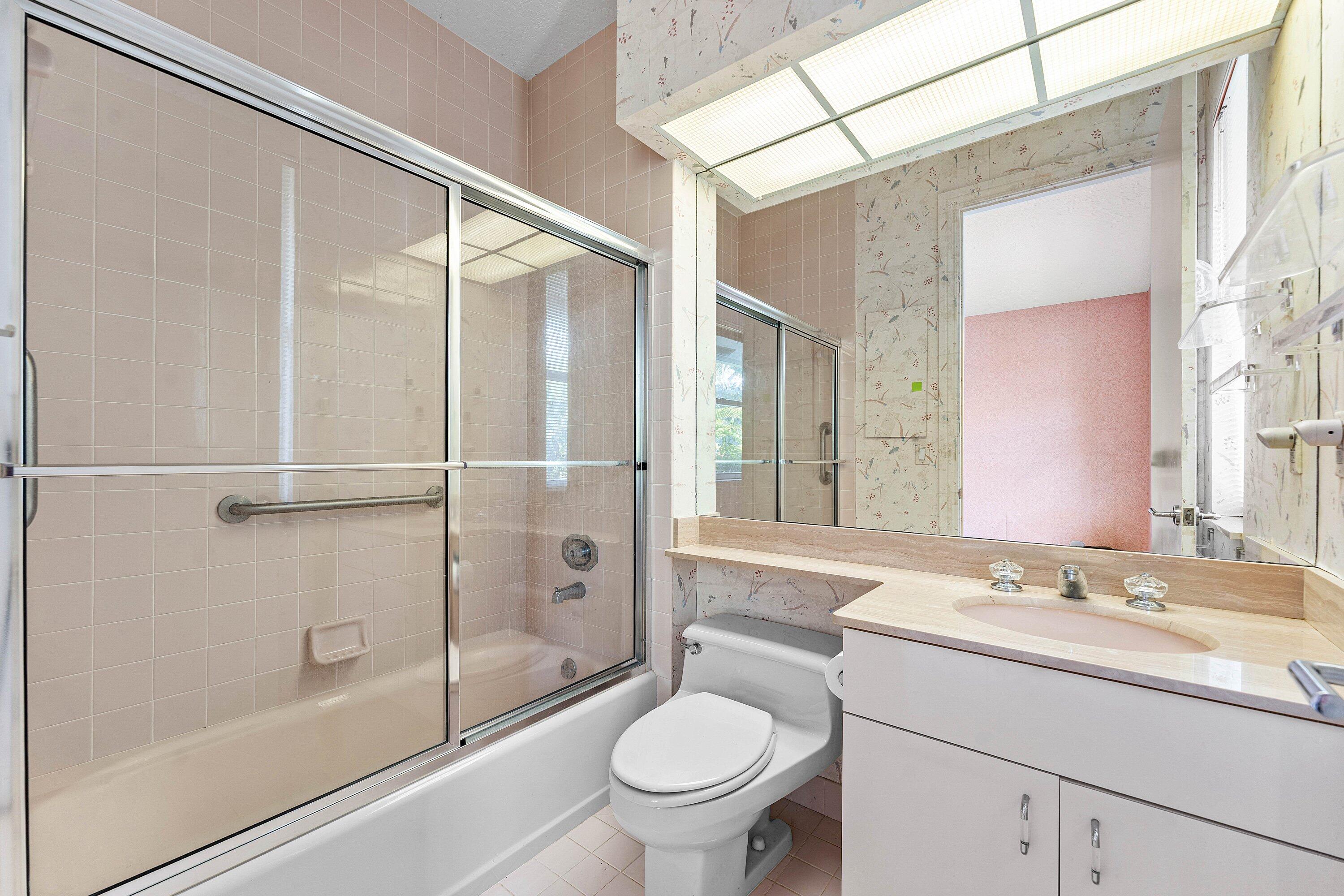 4 Sutton Drive Boynton Beach, FL 33436 - Photo 38 of 90 Guest Bathroom 1