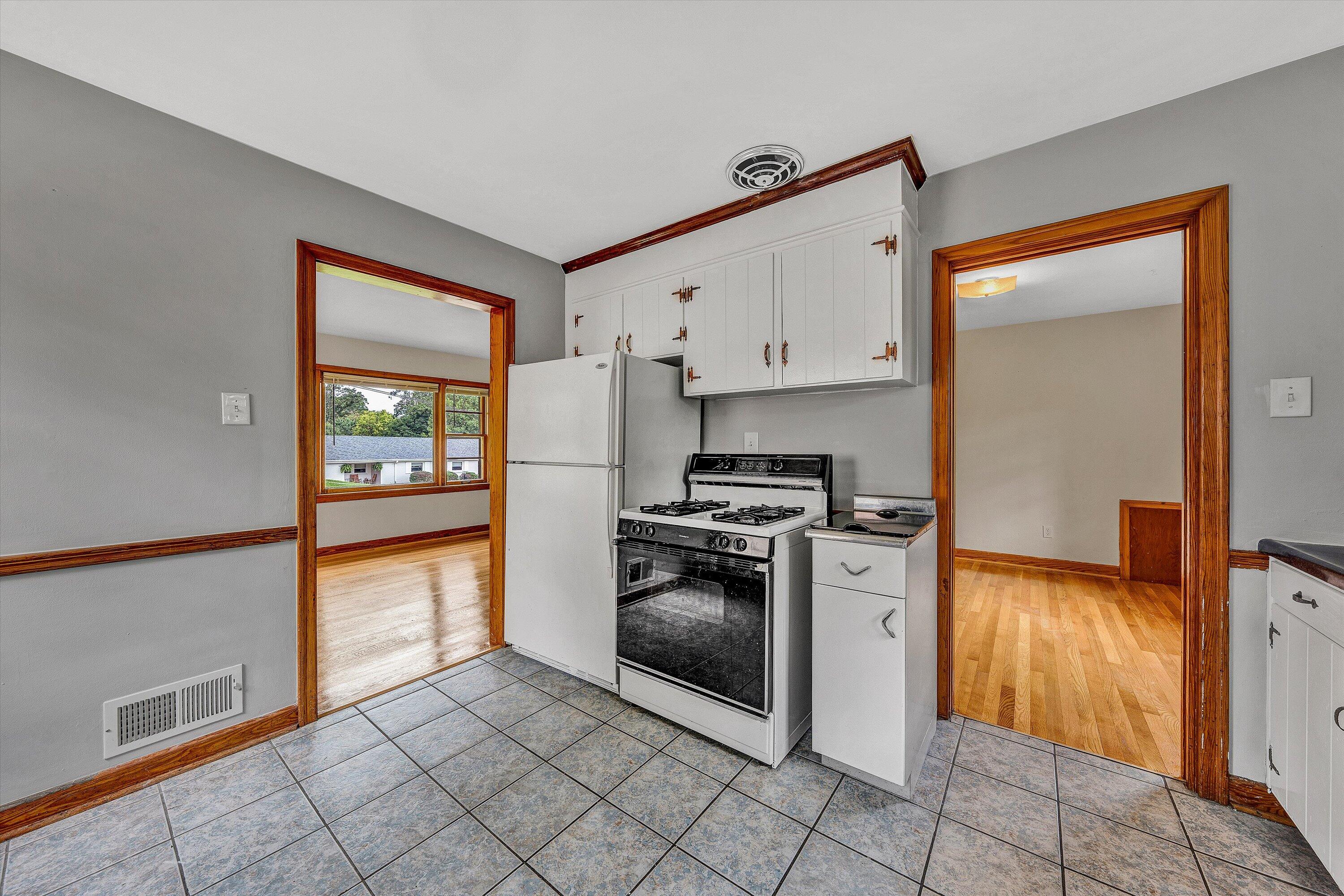 537 Dillard Road Southwest Roanoke, VA 24014 - Photo 8 of 31 08-DSC00259