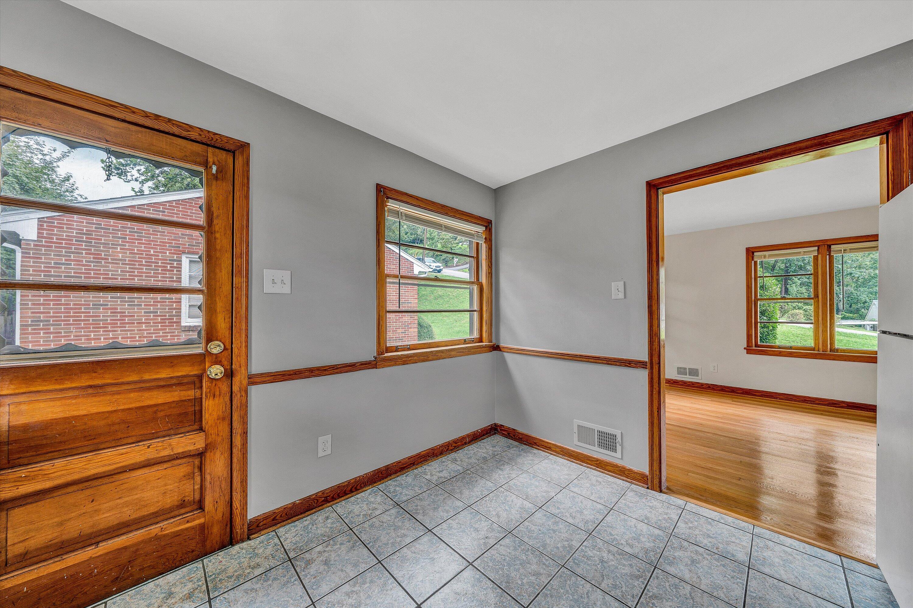 537 Dillard Road Southwest Roanoke, VA 24014 - Photo 9 of 31 09-DSC00262