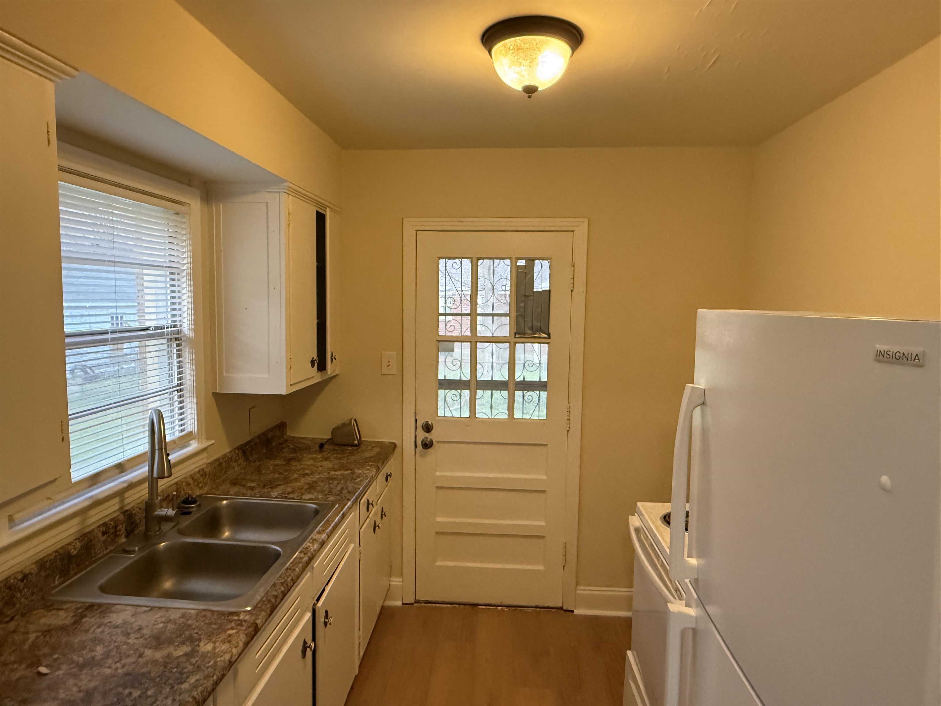 4408 Jamerson Road Memphis, TN 38122 - Photo 5 of 16 a kitchen that has a sink and a stove in it
