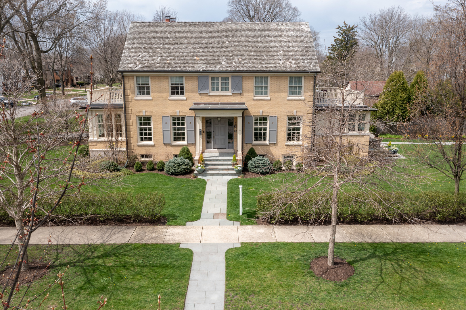 460 Berkeley Avenue Winnetka, IL 60093 - Photo 2 of 45 a front view of a house with a yard
