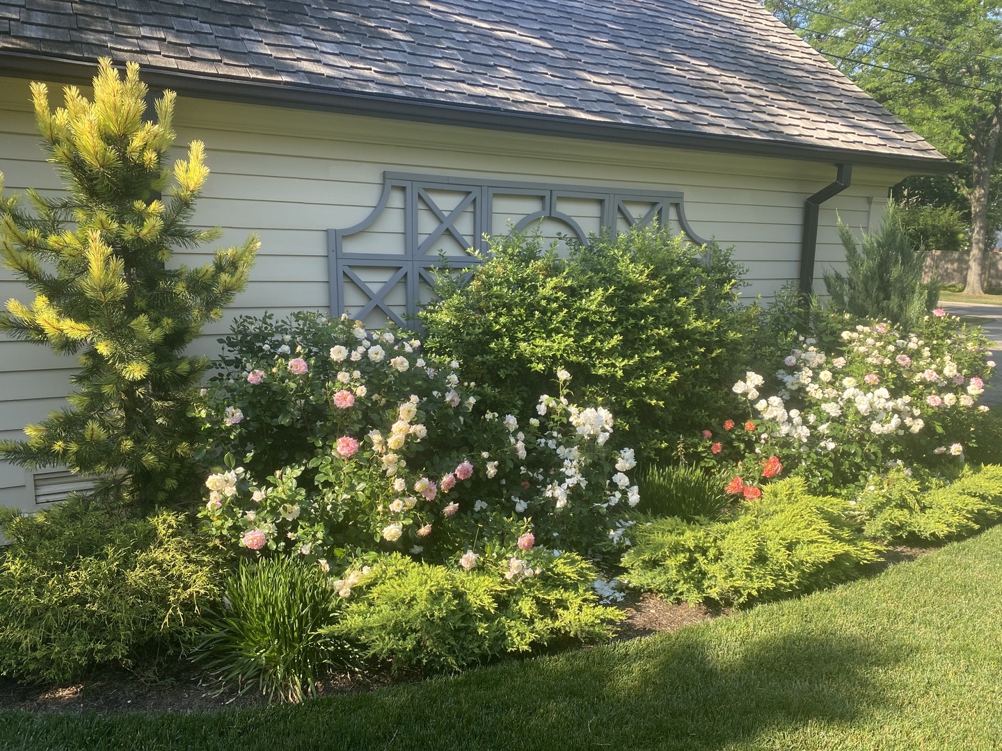460 Berkeley Avenue Winnetka, IL 60093 - Photo 29 of 45 a front view of a house with a yard and fountain