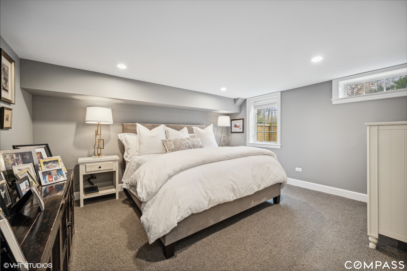 460 Berkeley Avenue Winnetka, IL 60093 - Photo 34 of 45 a spacious bedroom with a bed and a desk in it