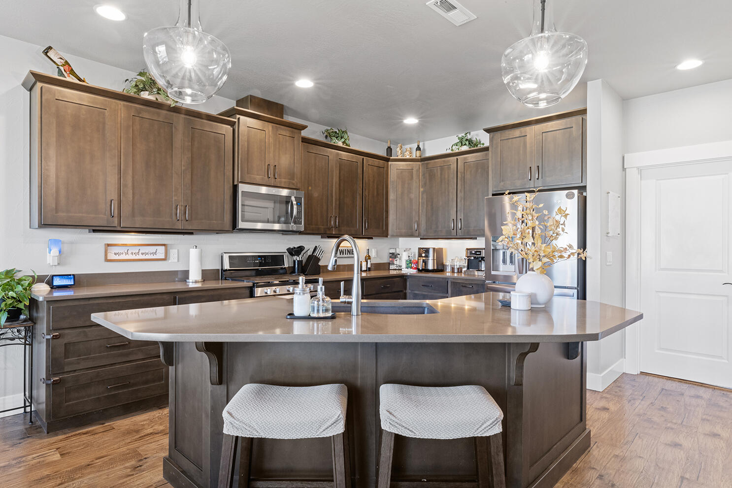 1043 Arrowhead Trail Eagle Point, OR 97524 - Photo 6 of 29 a kitchen with granite countertop a table chairs stove and cabinets