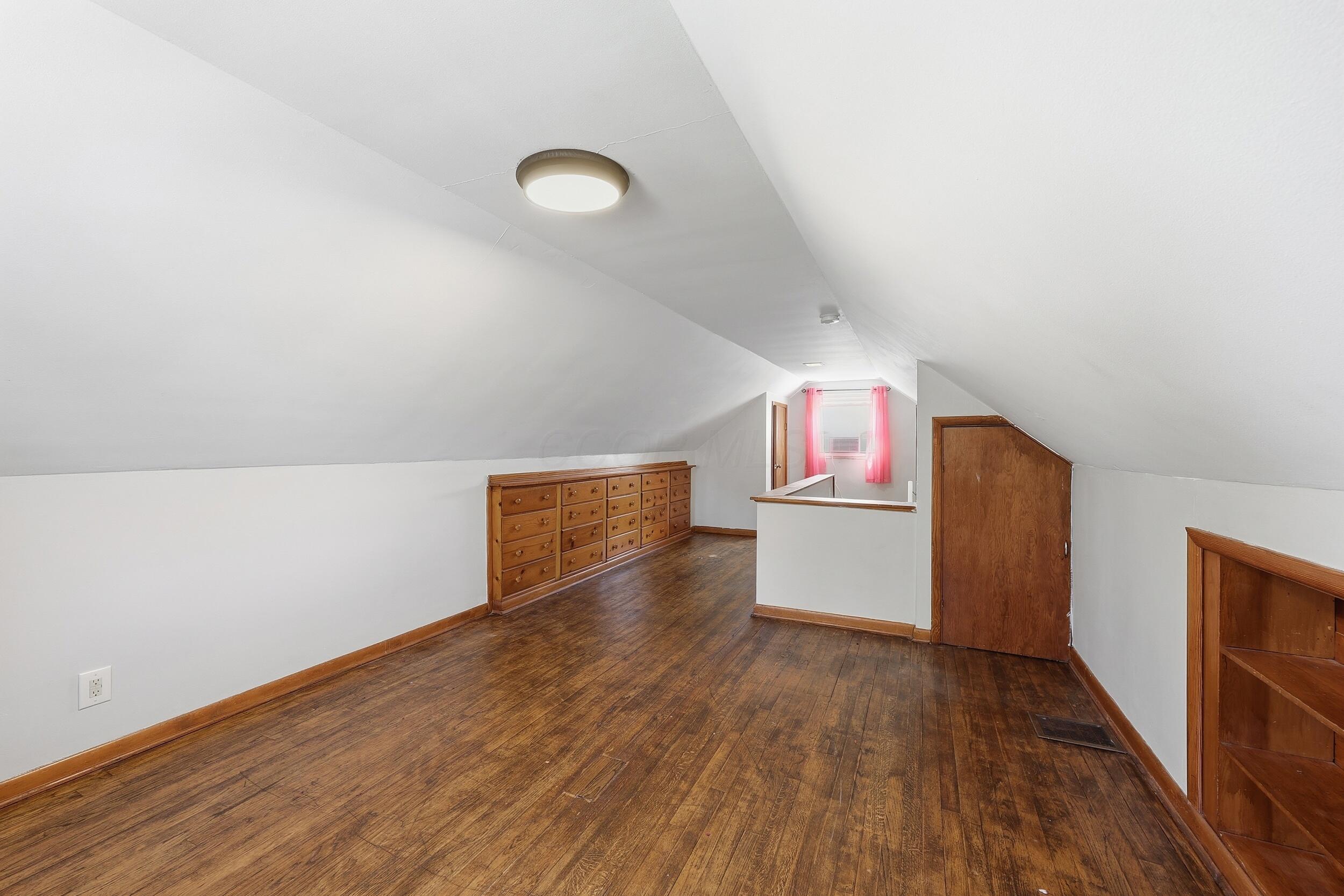 943 South Chesterfield Road Columbus, OH 43209 - Photo 17 of 31 2nd floor bedroom
