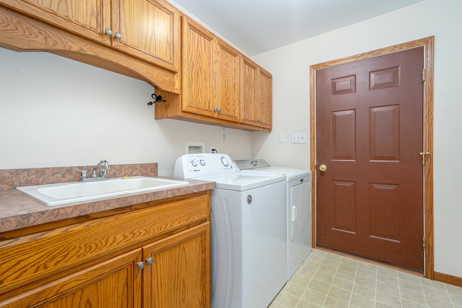 1715 Willow Road Morris, IL 60450 - Photo 18 of 22 a utility room with dryer and washer