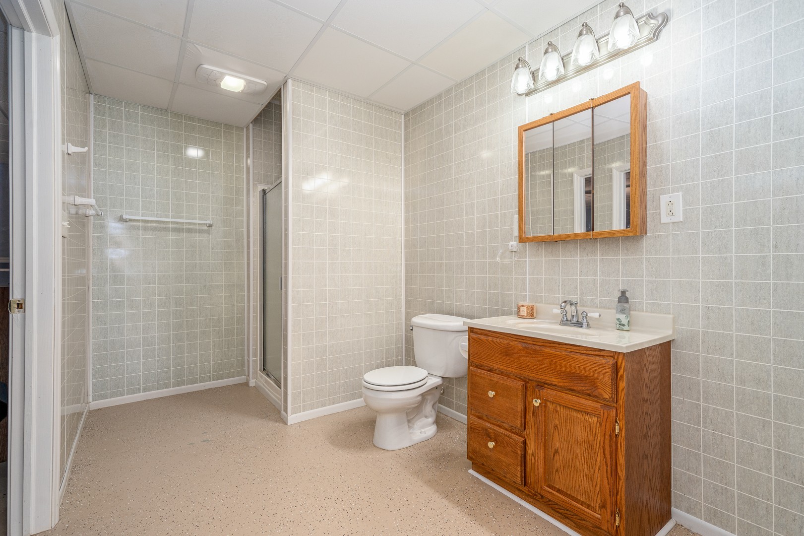 1715 Willow Road Morris, IL 60450 - Photo 20 of 22 a bathroom with a toilet sink and mirror