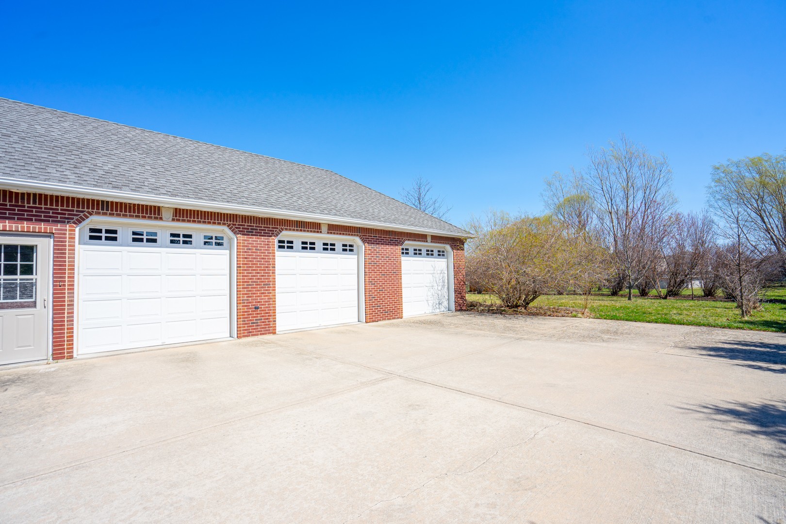 1715 Willow Road Morris, IL 60450 - Photo 22 of 22 a big room with an entryway and yard