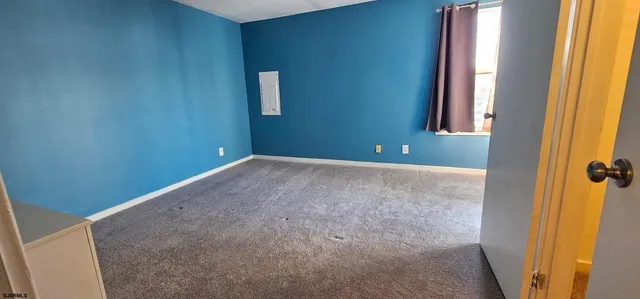 a view of empty room with window