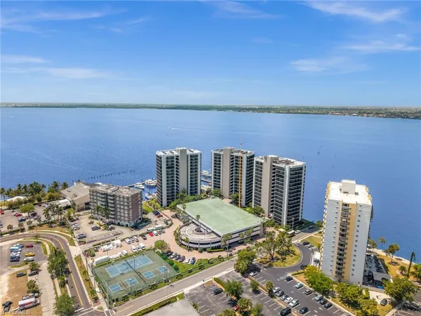 $3,000 | 1900 Virginia Avenue, Unit 902, Fort Myers, FL 33901