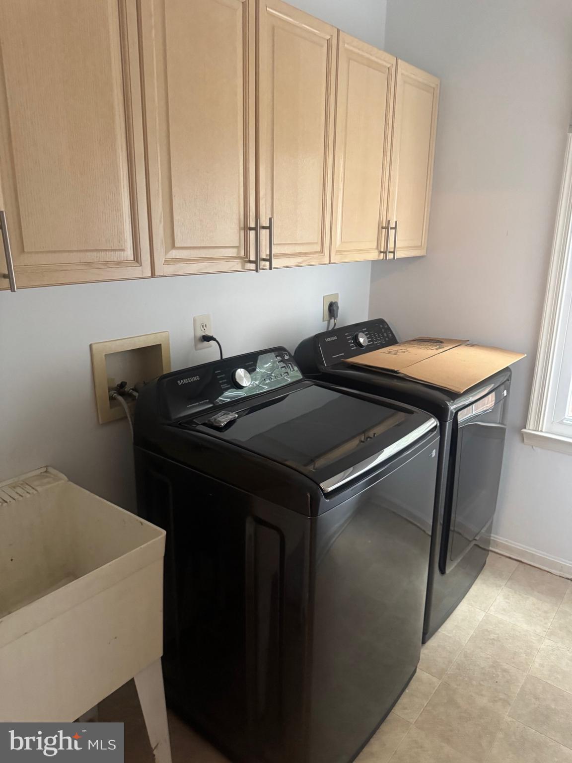 8143 Ridge Creek Way Springfield, VA 22153 - Photo 16 of 42 a utility room with dryer and washer