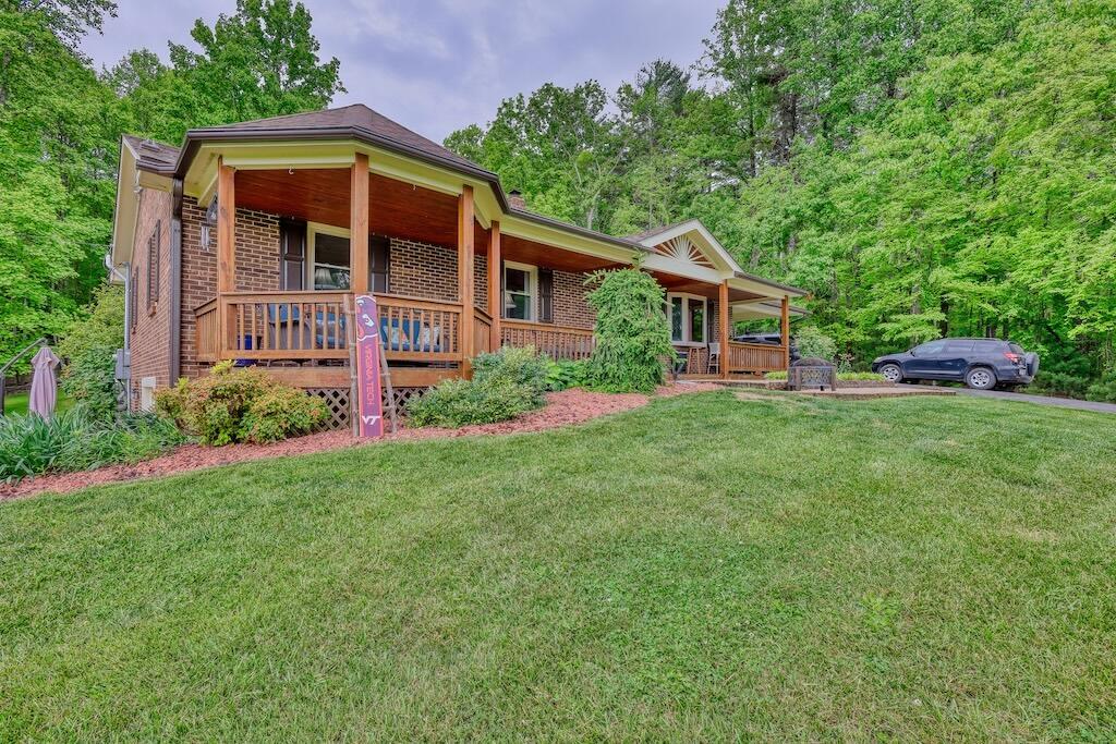 1530 Ridgeview Road Northwest Floyd, VA 24091 - Photo 3 of 36 006A0150_hdr