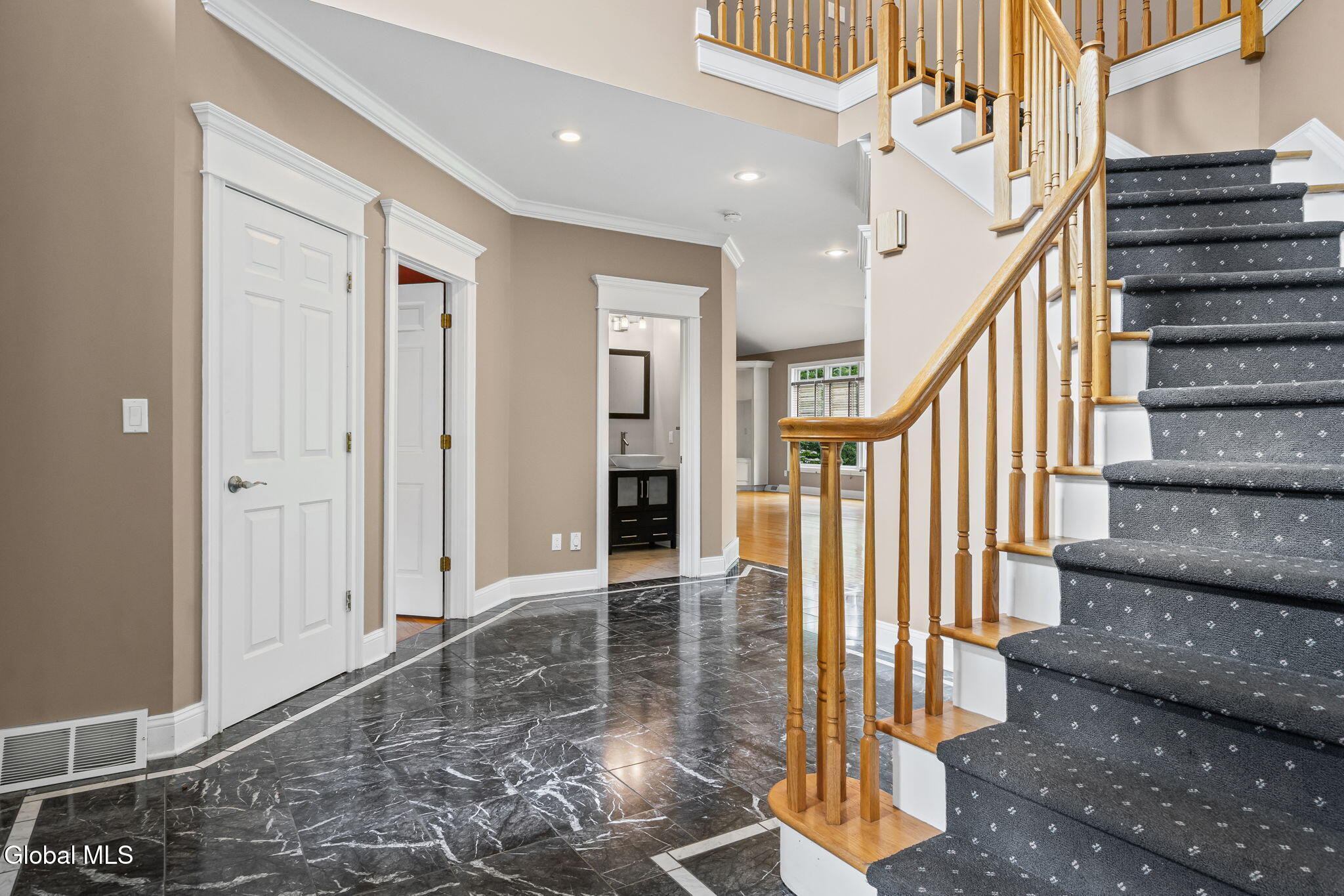 229 Menlo Park Road Niskayuna, NY 12309 - Photo 7 of 55 47-web-or-mls-229-menlo-park-rd