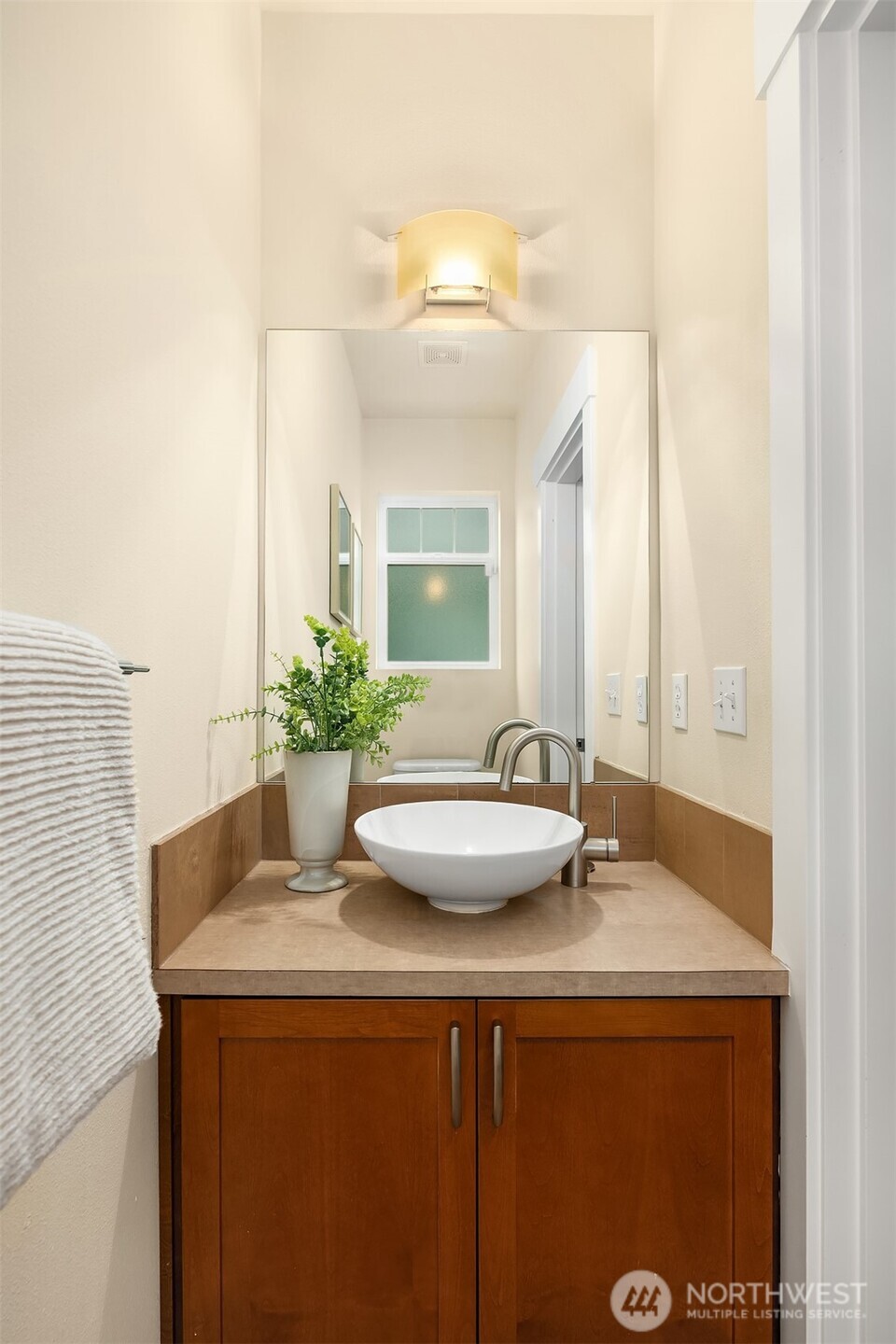 1748 25th Walk Northeast Issaquah, WA 98029 - Photo 19 of 40 a dining room with table and chairs