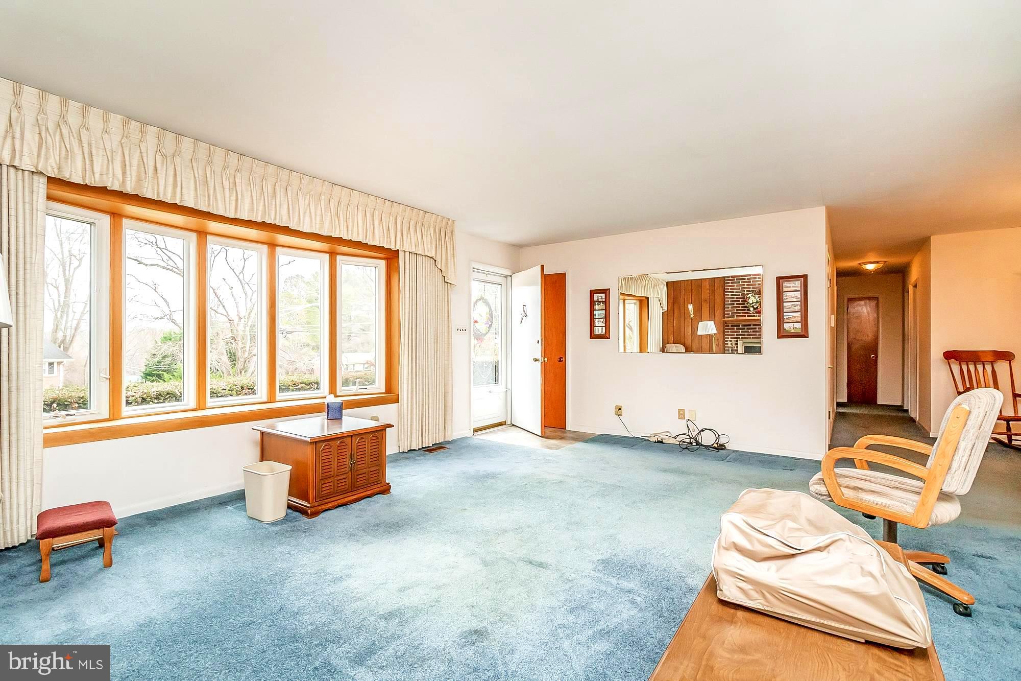 11000 Gateview Road Cockeysville, MD 21030 - Photo 12 of 47 Enter into light filled living room.