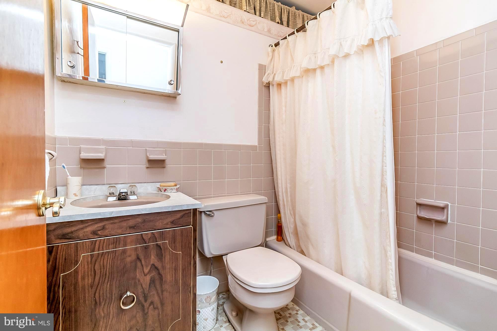 11000 Gateview Road Cockeysville, MD 21030 - Photo 30 of 47 Hall bath with tub/shower combo