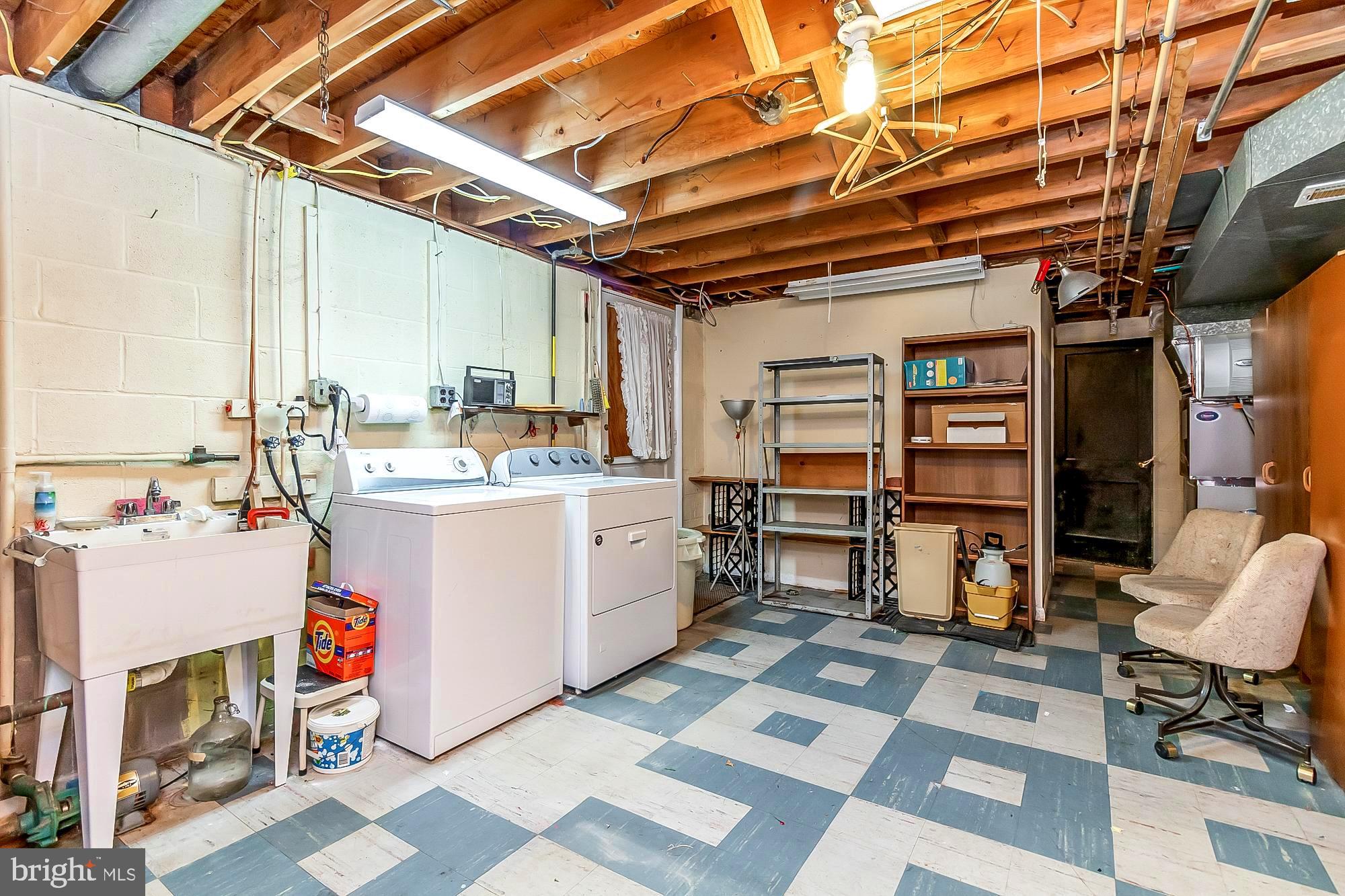 11000 Gateview Road Cockeysville, MD 21030 - Photo 37 of 47 Large open laundry area