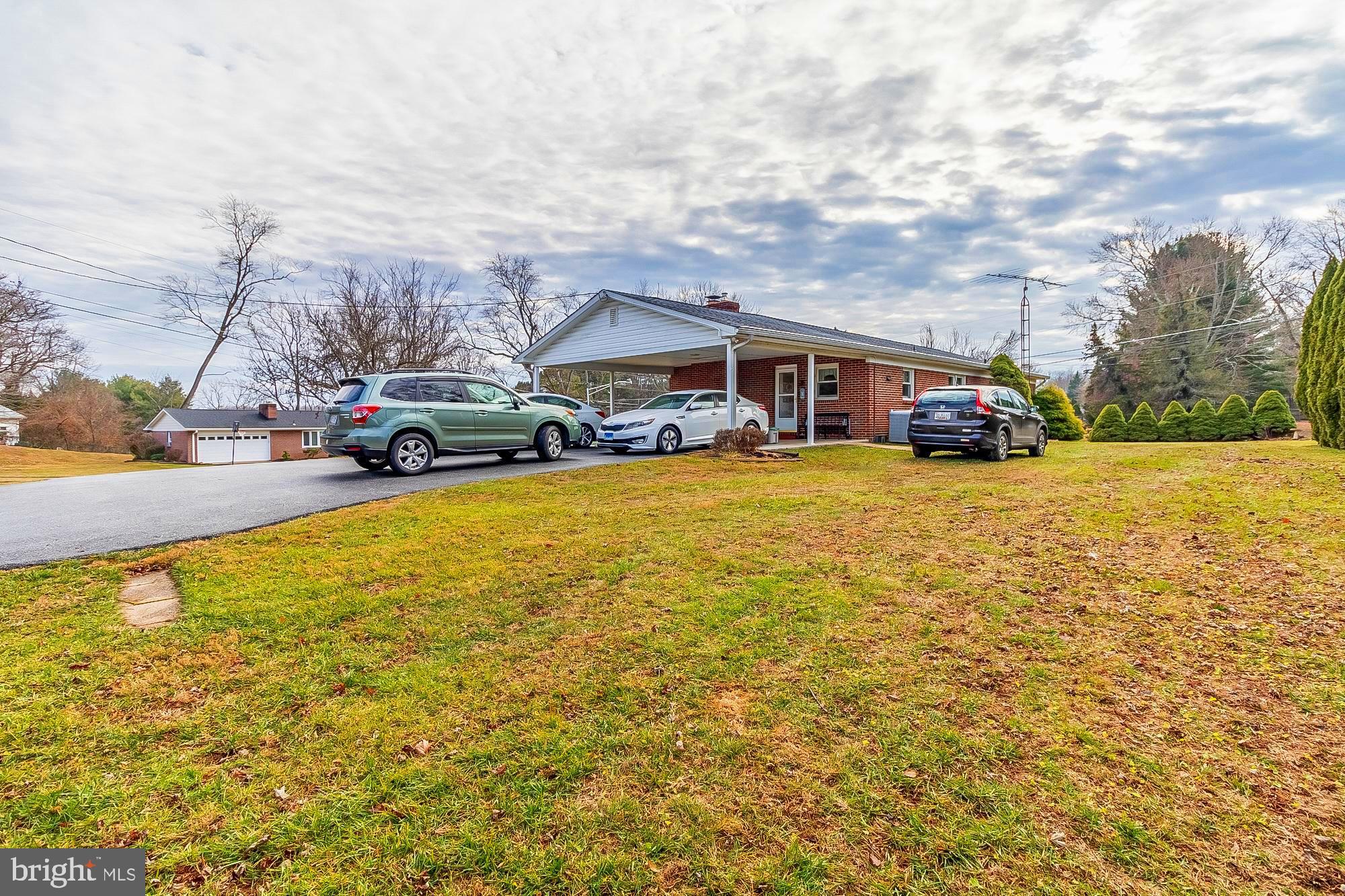 11000 Gateview Road Cockeysville, MD 21030 - Photo 7 of 47 Lots of room in driveway and carport for company.