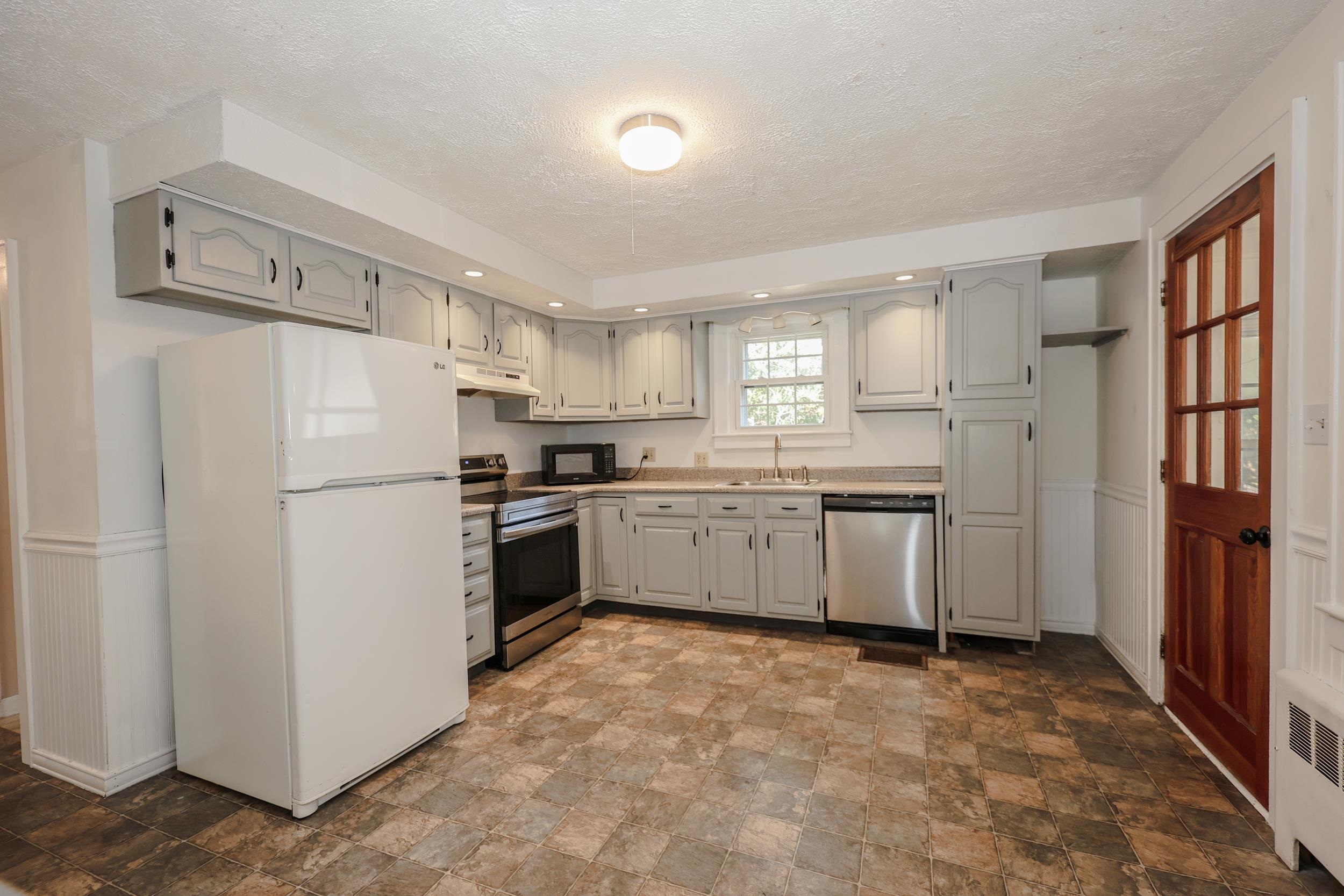328 South Mammoth Road Manchester, NH 03109 - Photo 11 of 43