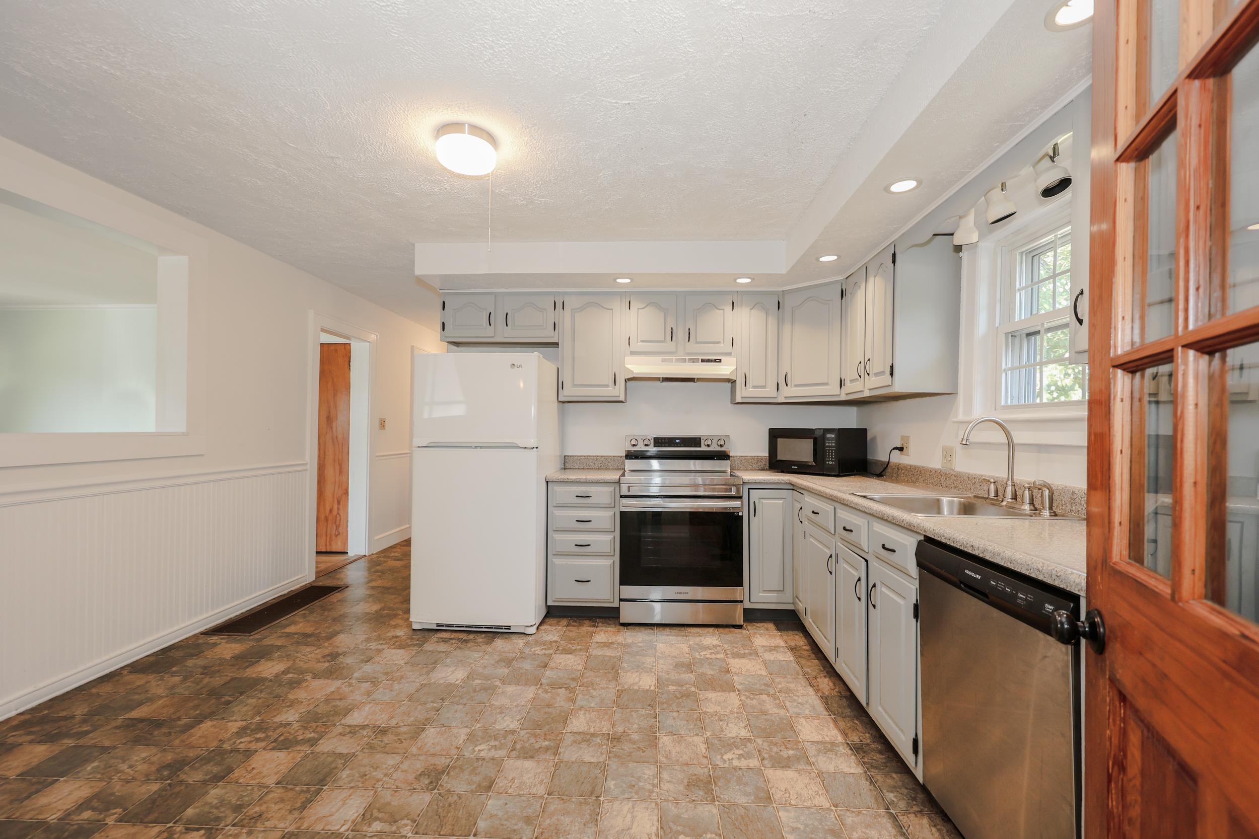 328 South Mammoth Road Manchester, NH 03109 - Photo 13 of 43