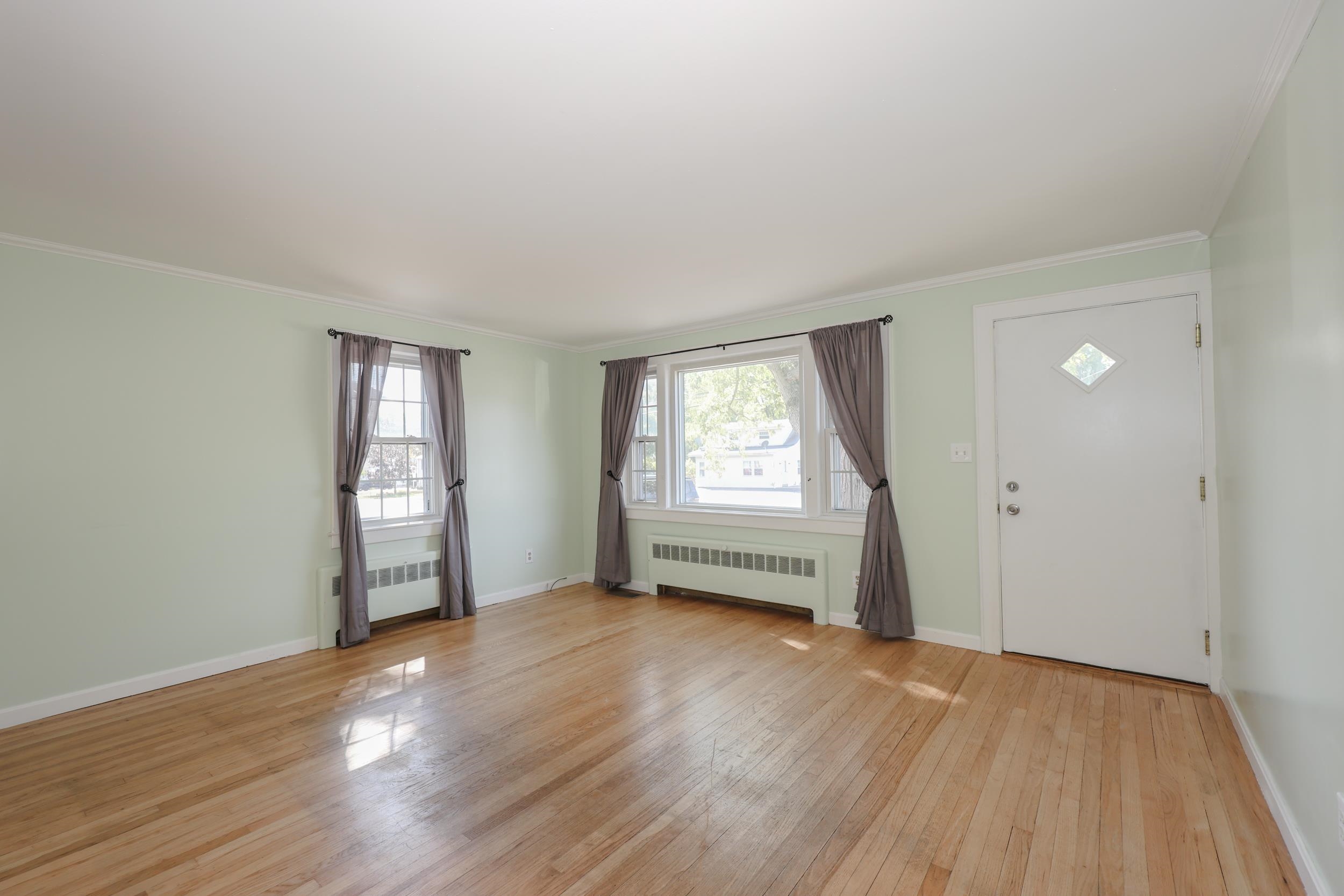 328 South Mammoth Road Manchester, NH 03109 - Photo 8 of 43
