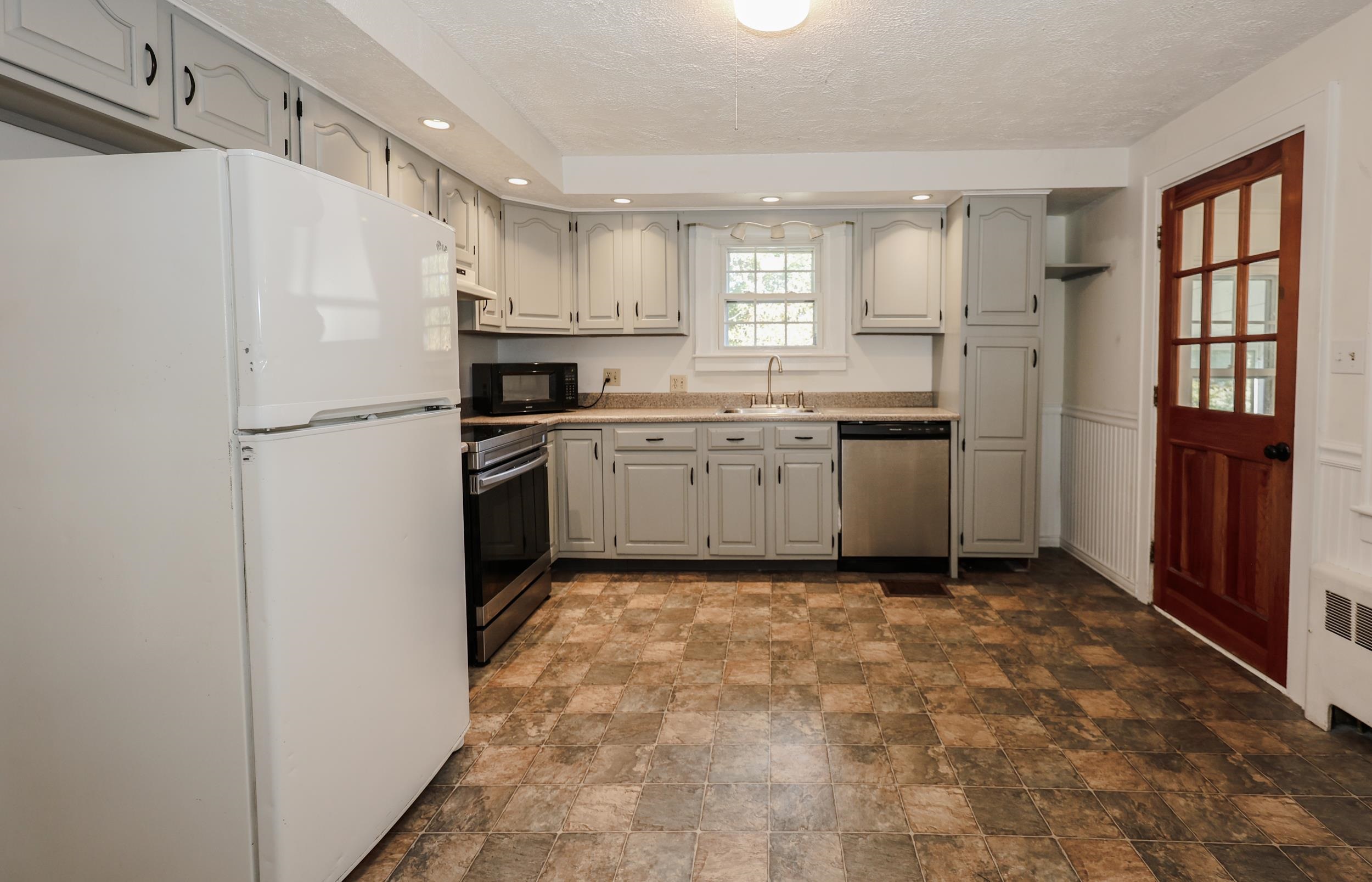 328 South Mammoth Road Manchester, NH 03109 - Photo 10 of 43