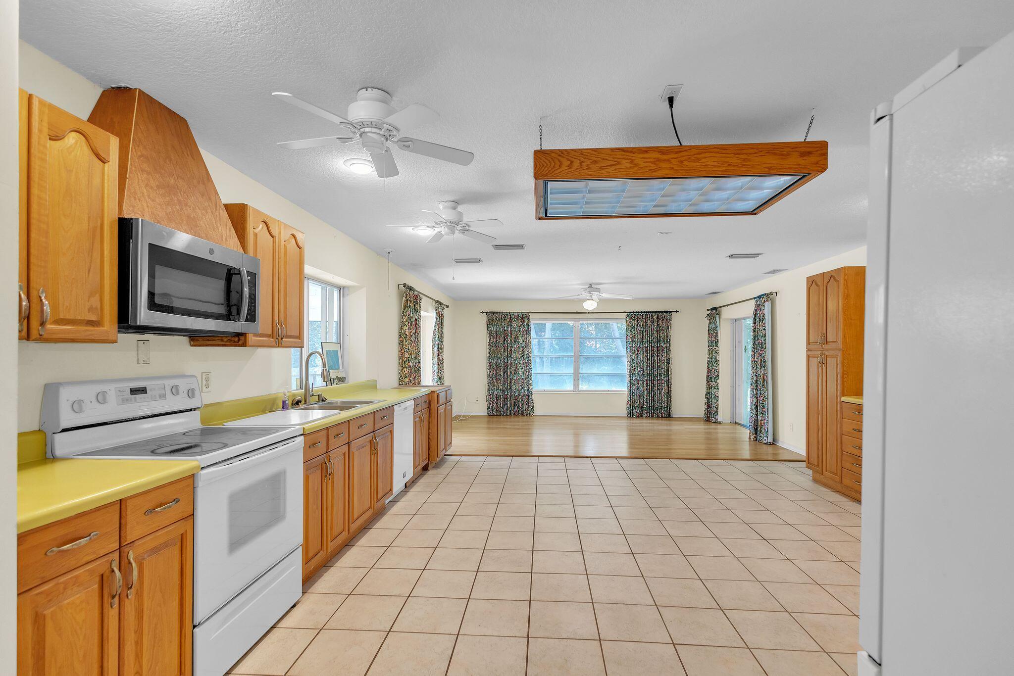11 Middle Road Stuart, FL 34996 - Photo 12 of 21 11_Middle_Rd_Stuart_FL_34996_USA-Kitchen