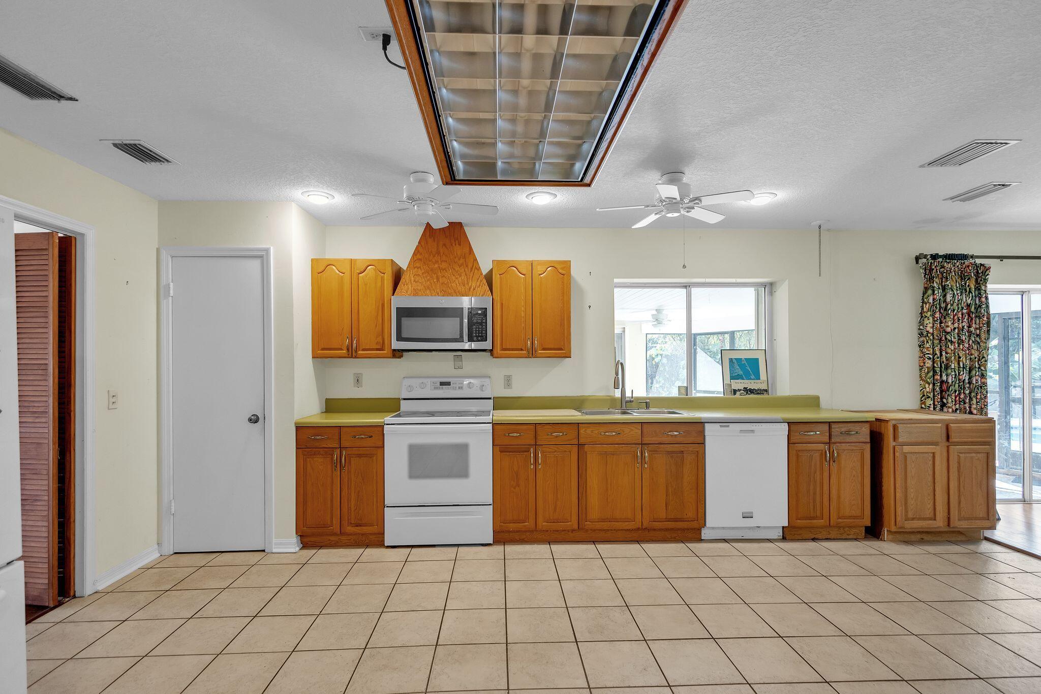 11 Middle Road Stuart, FL 34996 - Photo 13 of 21 11_Middle_Rd_Stuart_FL_34996_USA-Kitchen