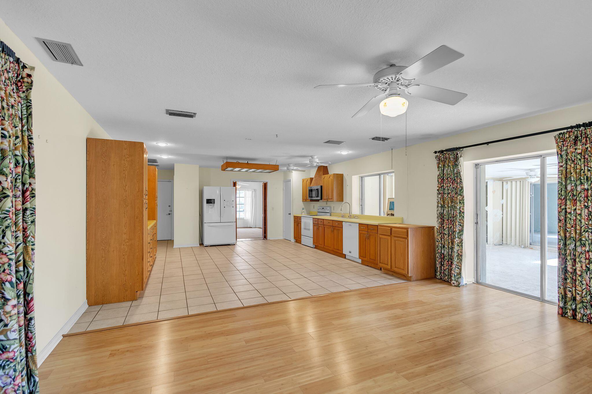 11 Middle Road Stuart, FL 34996 - Photo 15 of 21 11_Middle_Rd_Stuart_FL_34996_USA-Kitchen