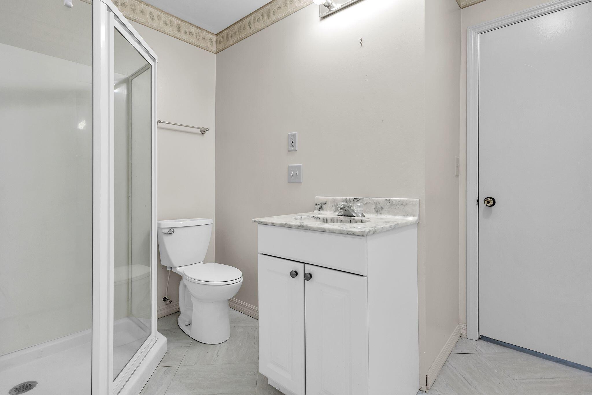 11 Middle Road Stuart, FL 34996 - Photo 8 of 21 11_Middle_Rd_Stuart_FL_34996_USA-Bathroo