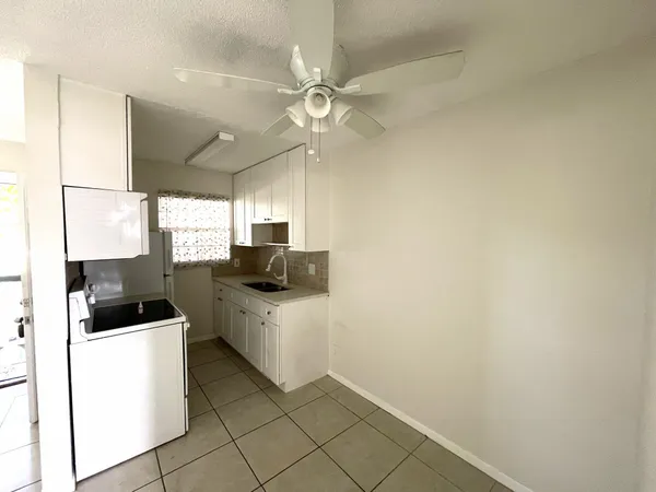 $1,400 | 801 South Federal Highway, Unit 108, Lake Worth Beach, FL 33460