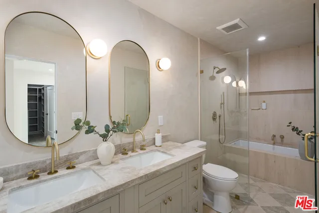 a view of an house with backyard space and porch