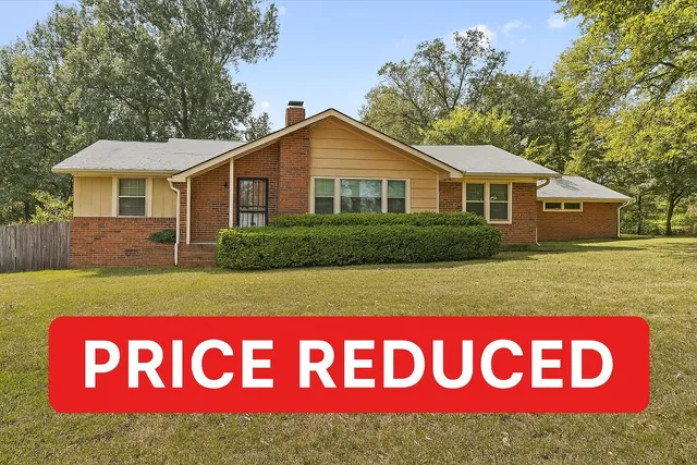 a sign that is sitting in front of a house