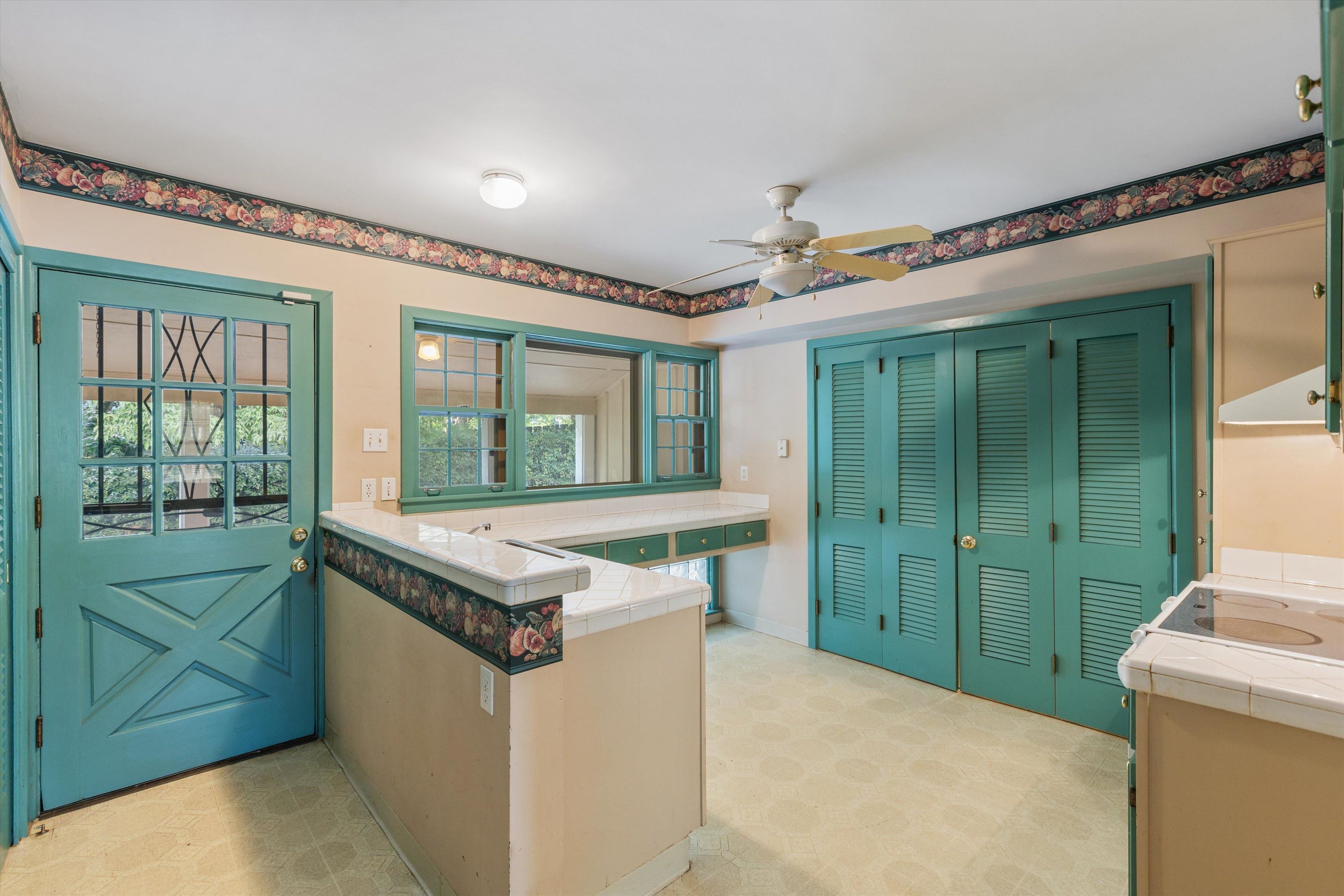131 North Mendenhall Road Memphis, TN 38117 - Photo 13 of 26 a kitchen that has a sink and a stove