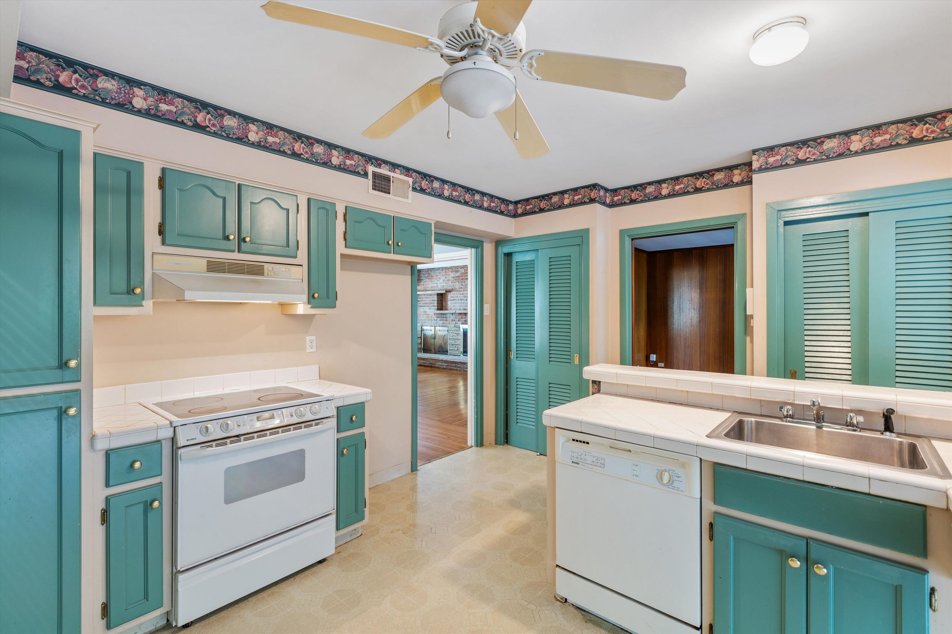 131 North Mendenhall Road Memphis, TN 38117 - Photo 15 of 26 a kitchen with a stove oven and sink