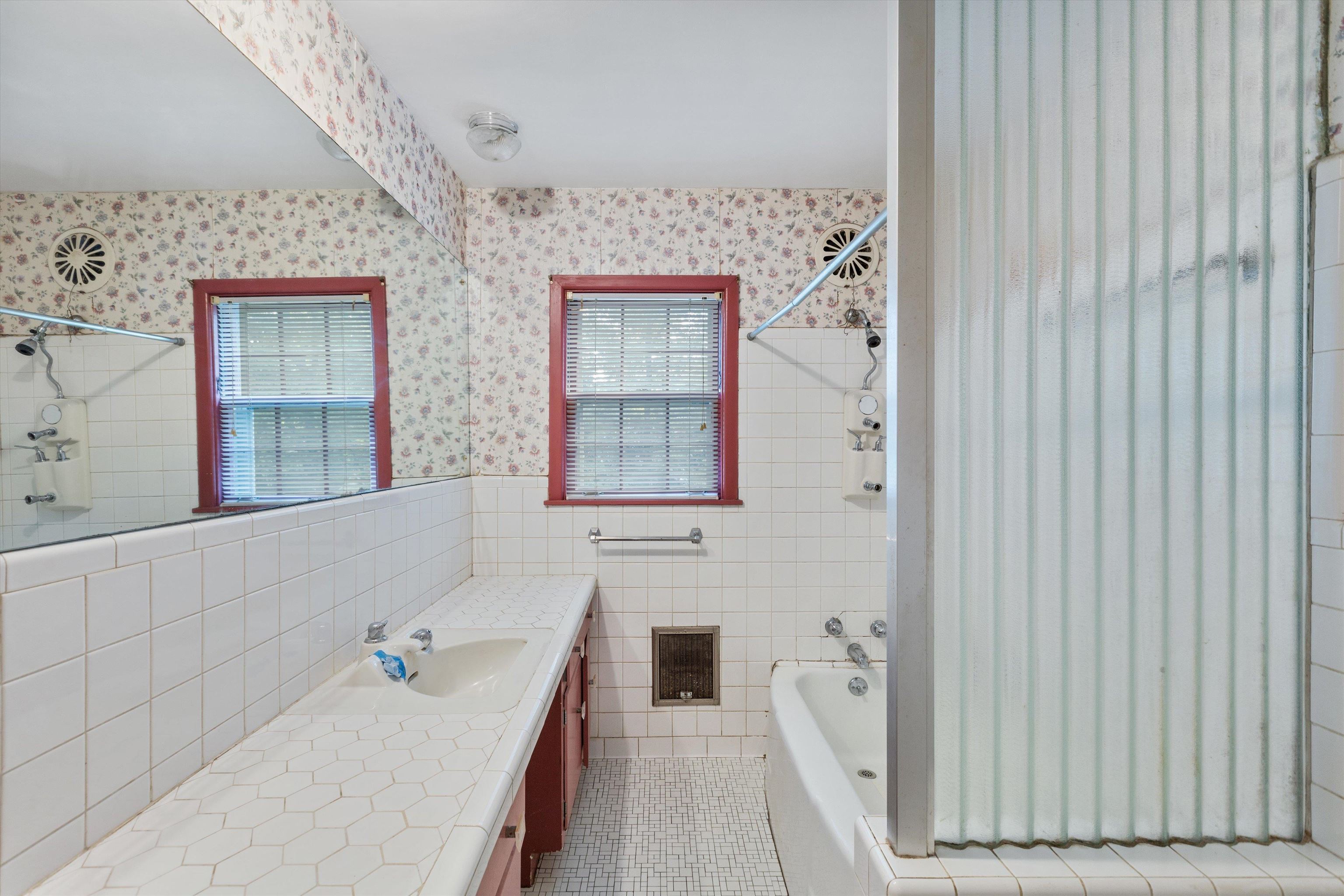 131 North Mendenhall Road Memphis, TN 38117 - Photo 22 of 26 a bathroom with a tub sink and mirror