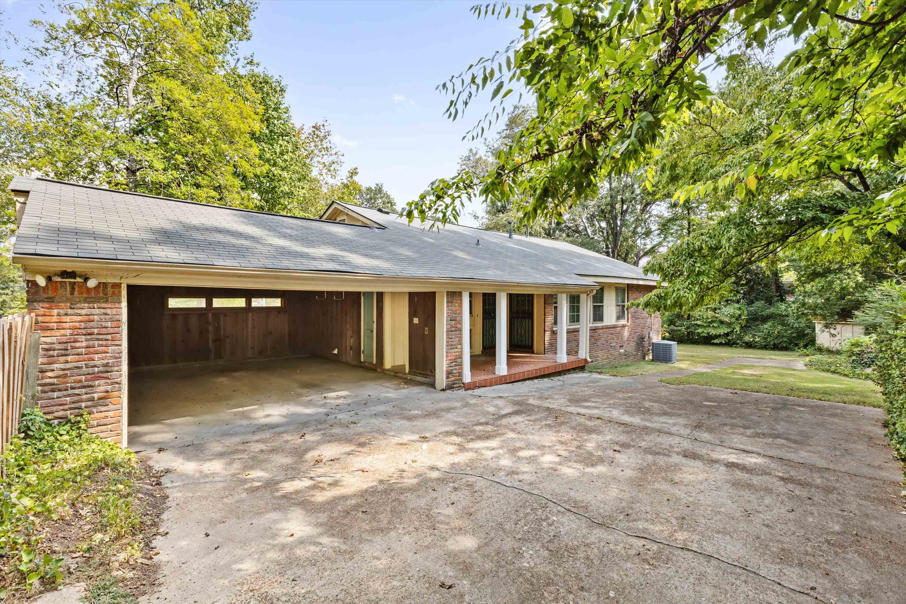 131 North Mendenhall Road Memphis, TN 38117 - Photo 24 of 26 a front view of a house with yard